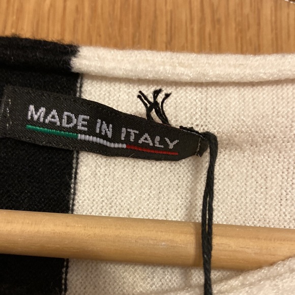 NWT women sweater. Size S/M. Made in Italy. 52%viscose26%polyester22%polyamide - Picture 2 of 5